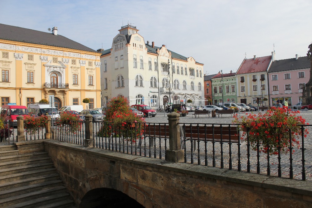 Secesní budova Záložny na náměstí v Litovli, v popředí truhlíky s muškáty