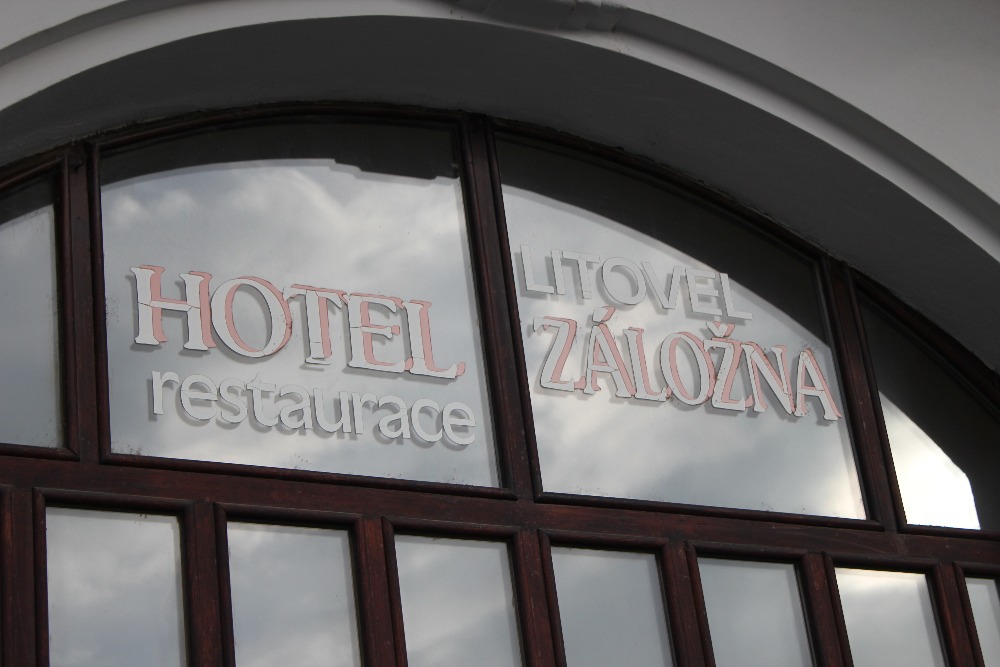 Oblouková okna budovy s nápisem Hotel restaurace Litovel Záložna